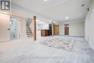 15 Crossburn Dr in Toronto, ON - Building Photo - Building Photo