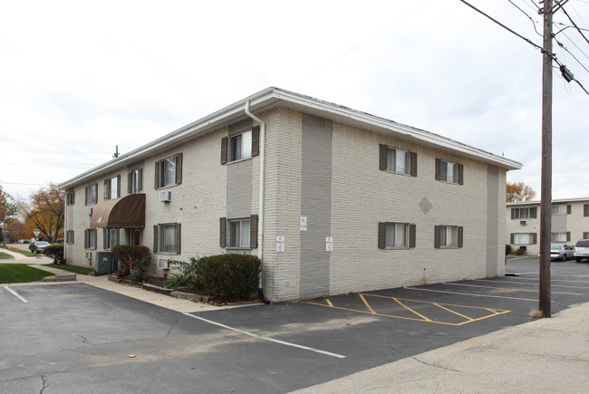 White Oak Apartments in Rochelle, IL - Building Photo - Building Photo