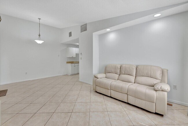 2004 S 10th St in Fort Pierce, FL - Building Photo - Building Photo