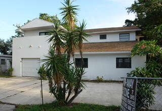 749 NE 122nd St in Miami, FL - Foto de edificio - Building Photo