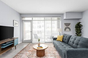 450 E Market St in Indianapolis, IN - Building Photo