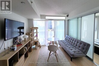 85-985 Queens Wharf Rd in Toronto, ON - Building Photo - Building Photo
