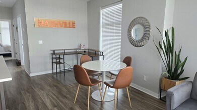 1505 54th Ave N, Unit 301 in Nashville, TN - Foto de edificio - Building Photo
