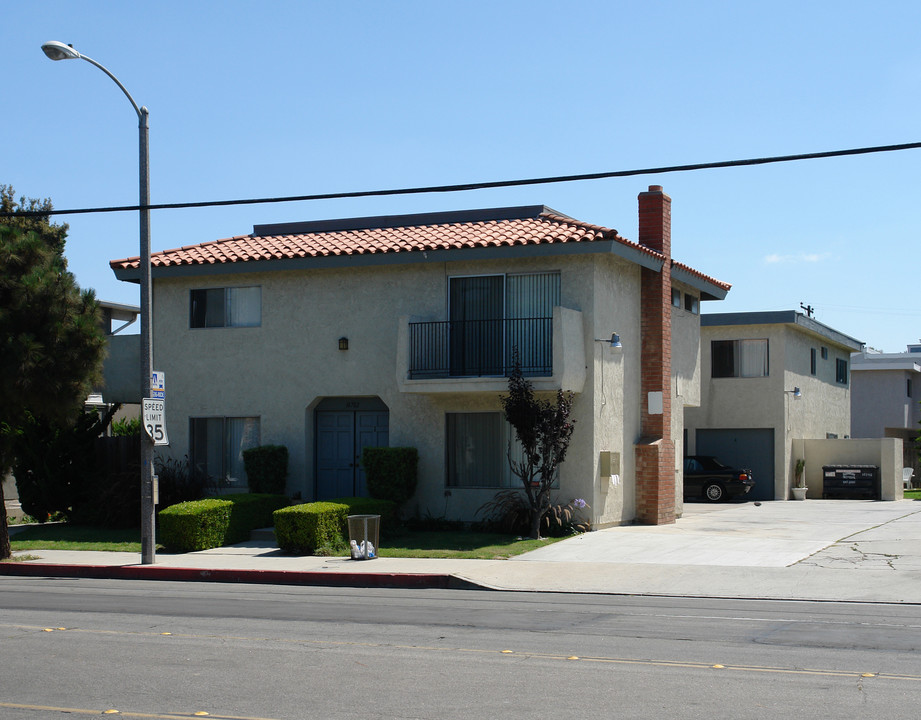16702 Algonquin St in Huntington Beach, CA - Foto de edificio