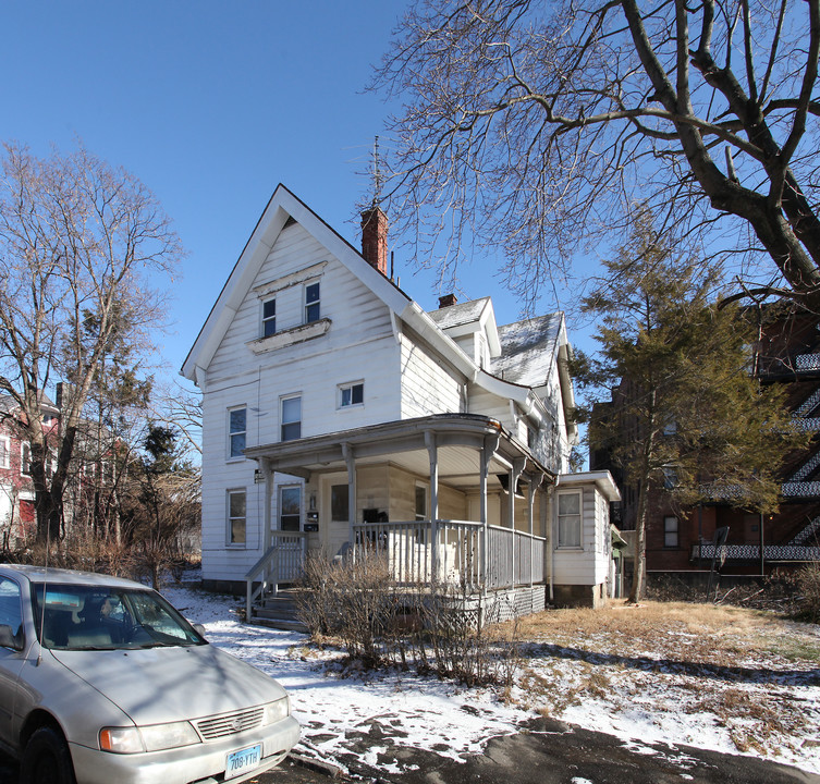 80 Linden St in Waterbury, CT - Building Photo