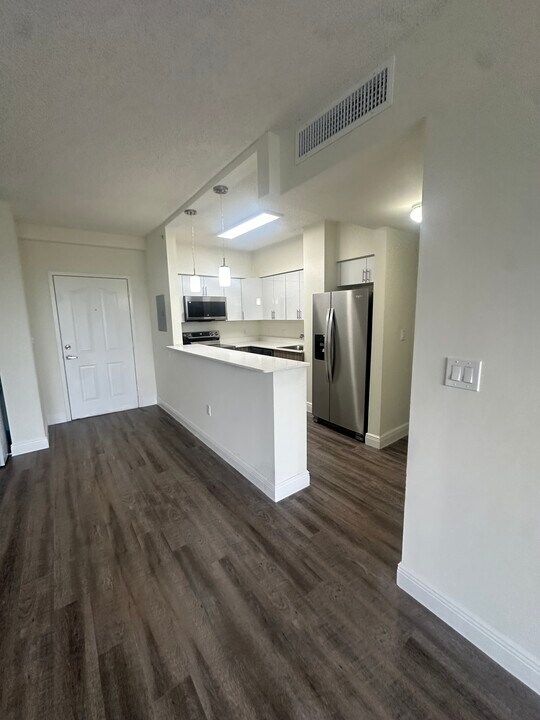 7991 NW 7th St, Unit C2 in Miami, FL - Building Photo