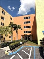 6990 NW 186th St, Unit 4-210A in Hialeah, FL - Building Photo