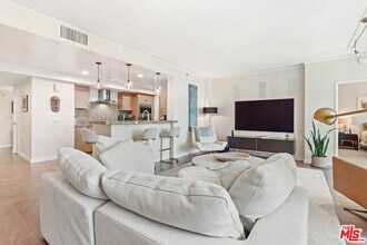 13650 Marina Pointe Dr in Marina Del Rey, CA - Building Photo - Building Photo