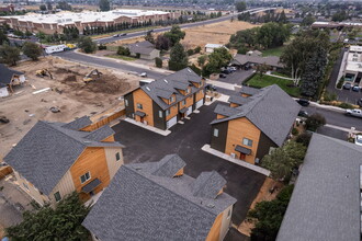 Red Cedar Apartments in Redmond, OR - Foto de edificio - Building Photo