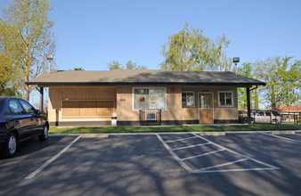 Meredith Manor Apartments in Gustine, CA - Building Photo - Building Photo