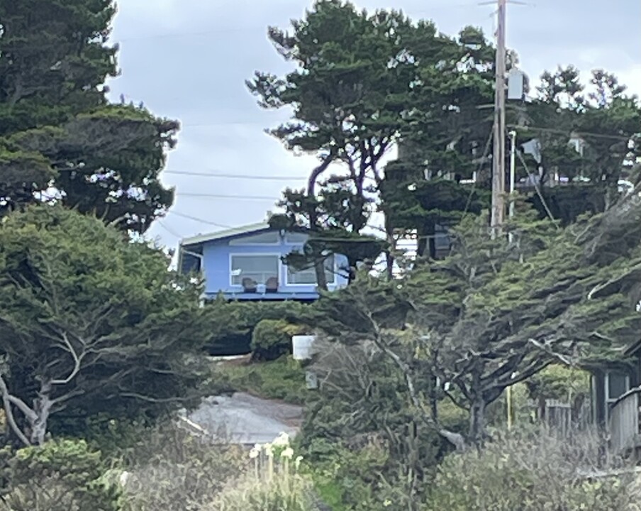 130 Willow St in Depoe Bay, OR - Foto de edificio