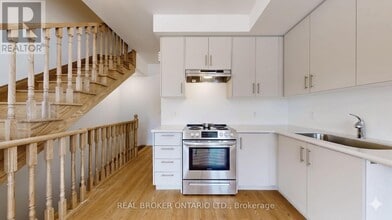 15100 Yonge St in Aurora, ON - Building Photo - Building Photo