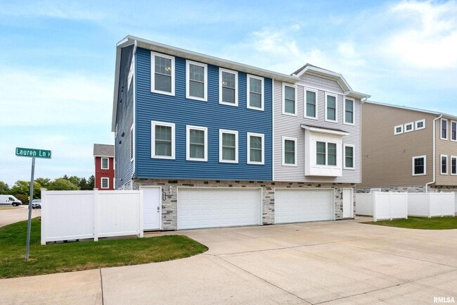 4833 Lauren Ln in Bettendorf, IA - Building Photo - Building Photo