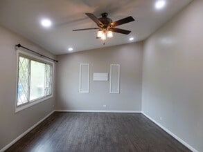 5910 Bradley Ct N in Hanover Park, IL - Building Photo - Building Photo