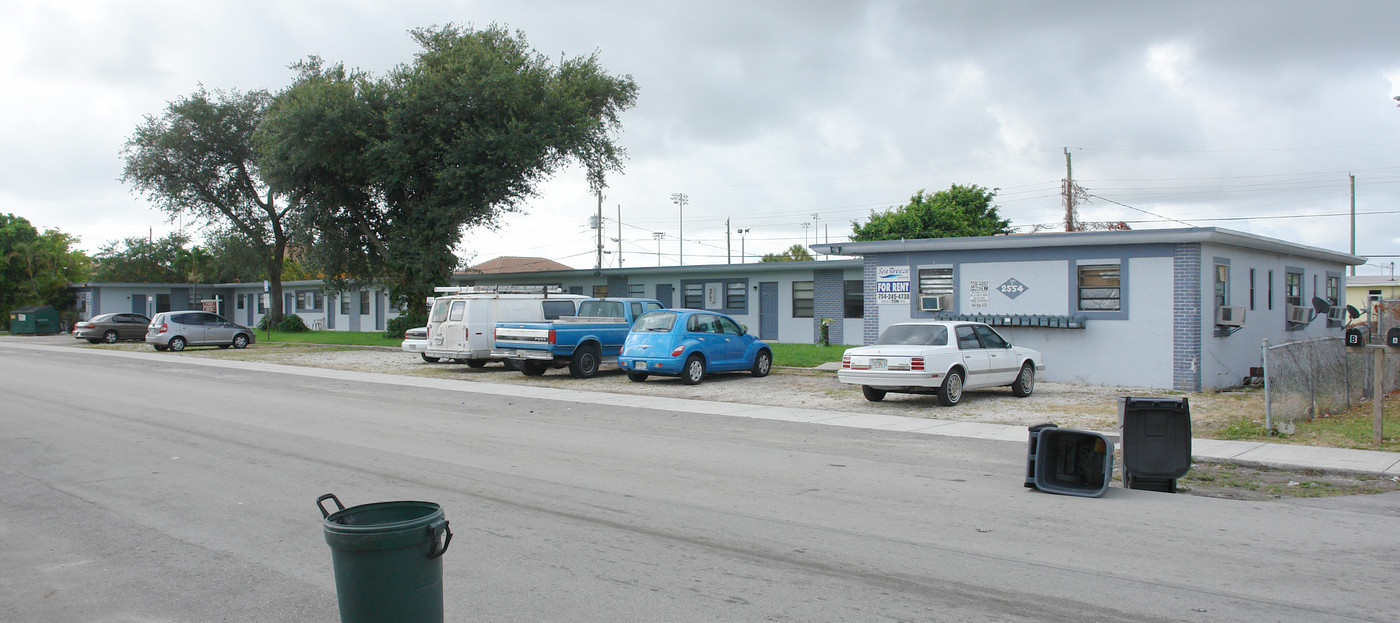 2554 NW 14th St in Fort Lauderdale, FL - Building Photo