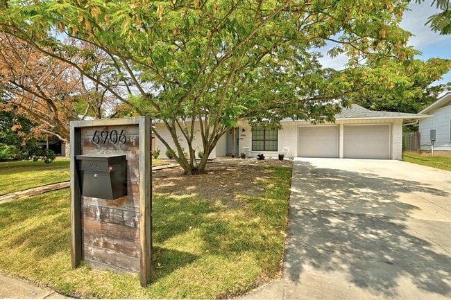 6906 Twin Crest Dr in Austin, TX - Building Photo - Building Photo