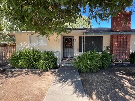 493 N Alta Ave in Dinuba, CA - Building Photo