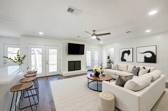 52 Oyster Creek Ct in Lake Jackson, TX - Building Photo - Building Photo