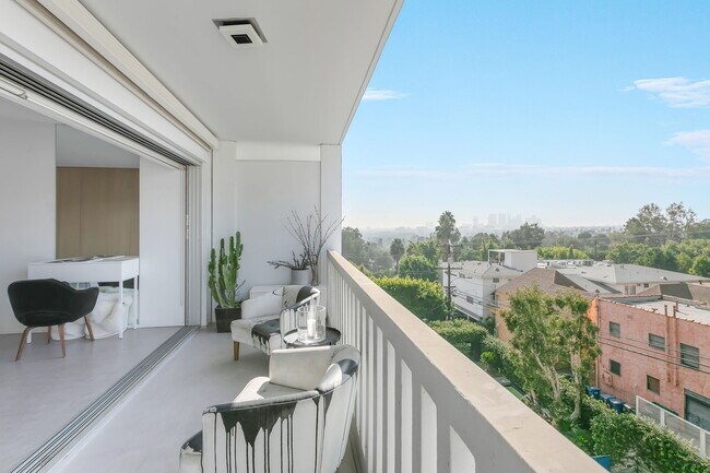 999 N Doheny Dr, Unit 401 in West Hollywood, CA - Foto de edificio - Building Photo