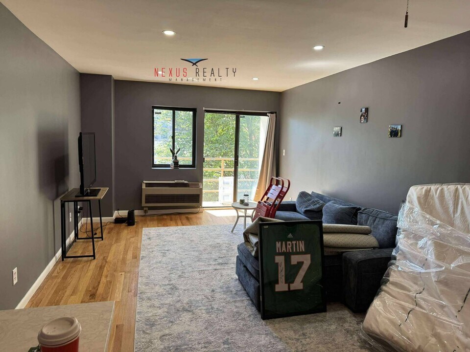 34-31 33rd St in Queens, NY - Building Photo