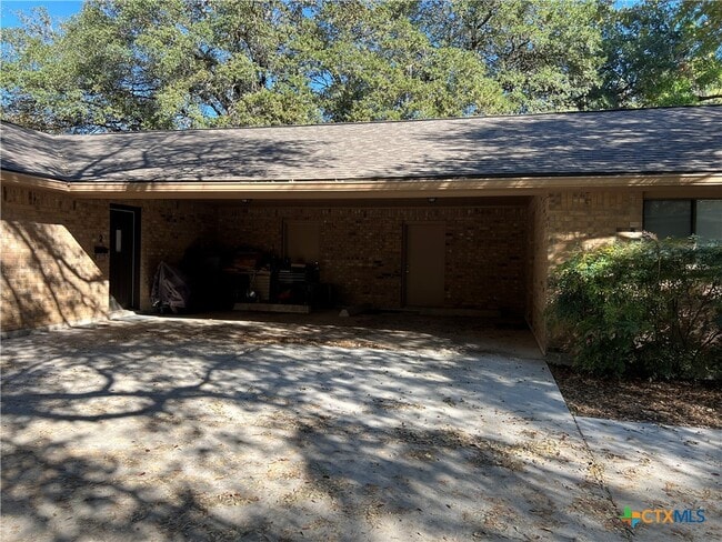 624 E Elm St in Seguin, TX - Building Photo - Building Photo