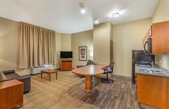 Furnished Studio - Bakersfield in Bakersfield, CA - Foto de edificio - Building Photo