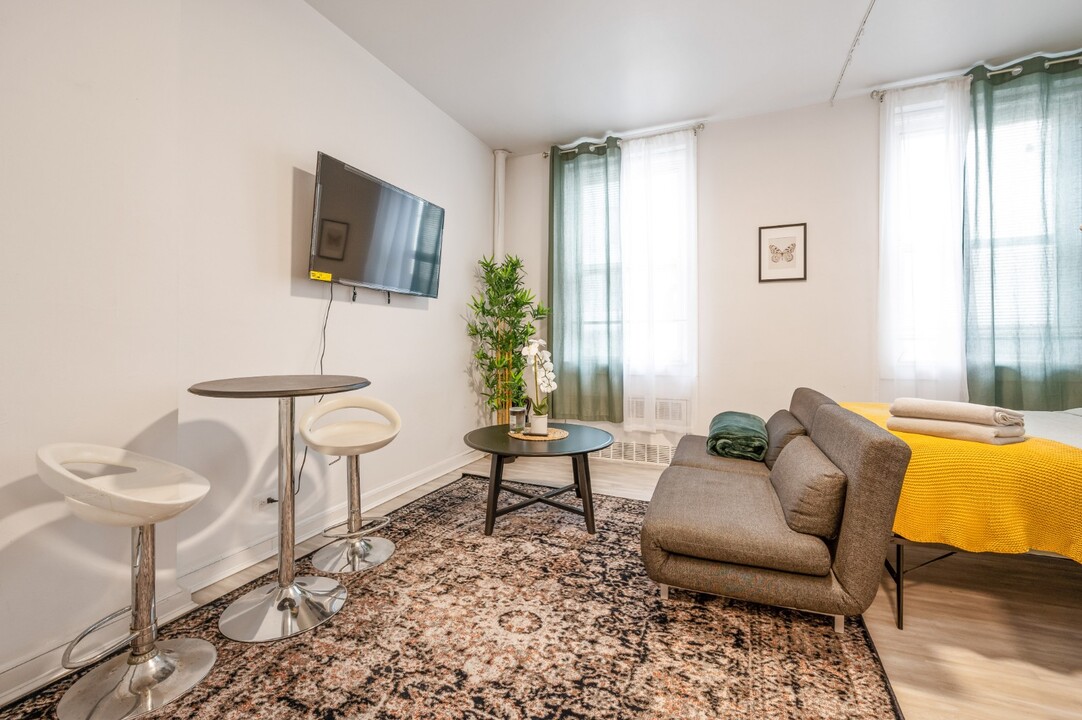 250 E 33rd St in New York, NY - Building Photo