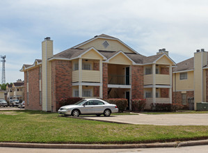 Barrington Court Condominiums in Humble, TX - Building Photo - Building Photo