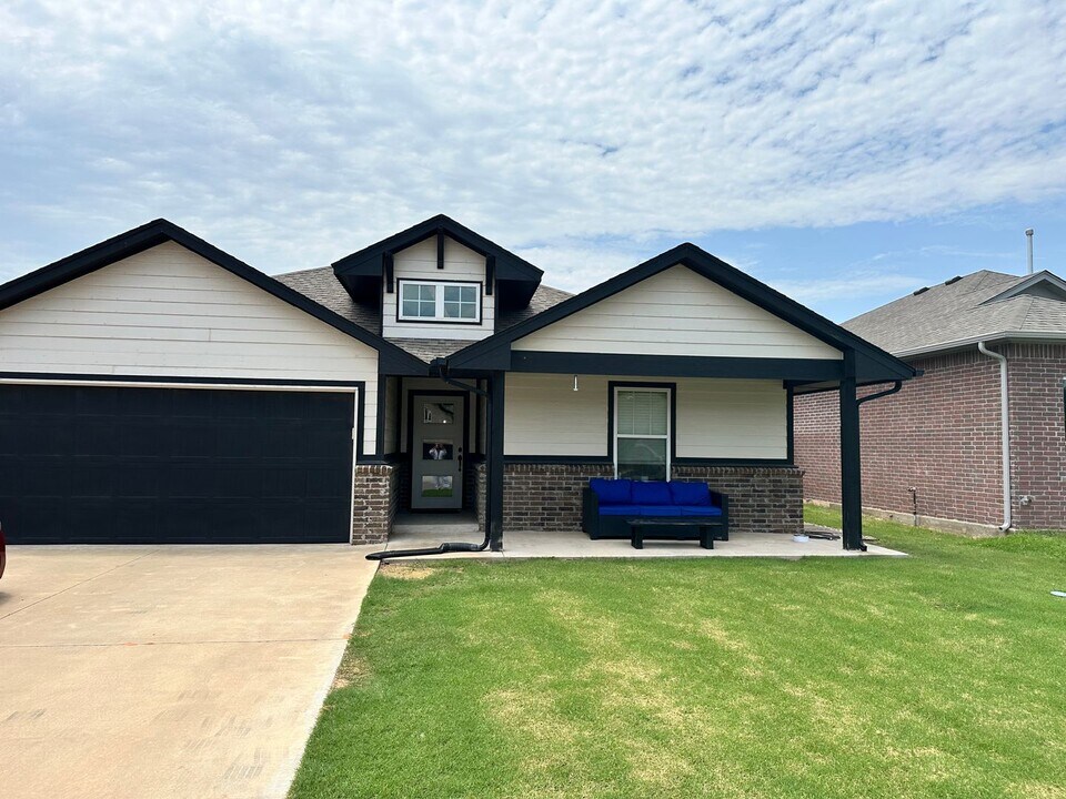 525 Remington Ave in Jones, OK - Building Photo