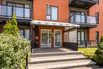 7470 Sherbrooke Rue O in Montréal, QC - Building Photo - Building Photo