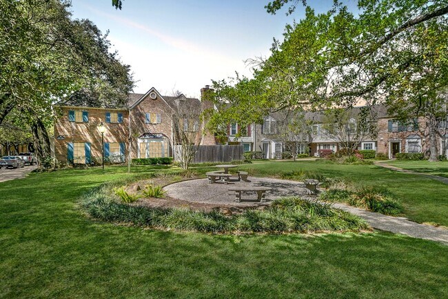 13240 Trail Hollow Dr in Houston, TX - Building Photo - Building Photo