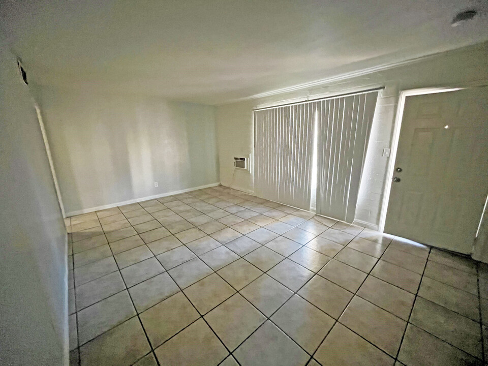 1832 Lewis Ave, Unit 4 in Las Vegas, NV - Building Photo