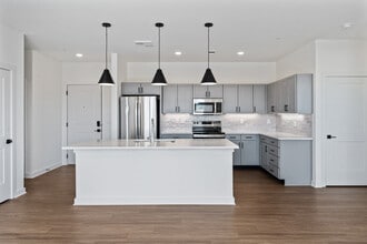 West Row Lofts & Townhomes in Homewood, AL - Foto de edificio - Building Photo