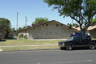 1100-1110 W 12th St in Merced, CA - Building Photo - Building Photo