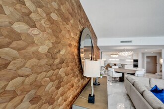 525 N Fort Lauderdale Beach Blvd in Fort Lauderdale, FL - Foto de edificio - Building Photo