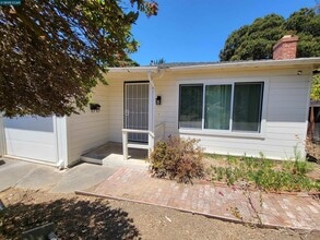 7351 Hotchkiss Ave in El Cerrito, CA - Foto de edificio - Building Photo