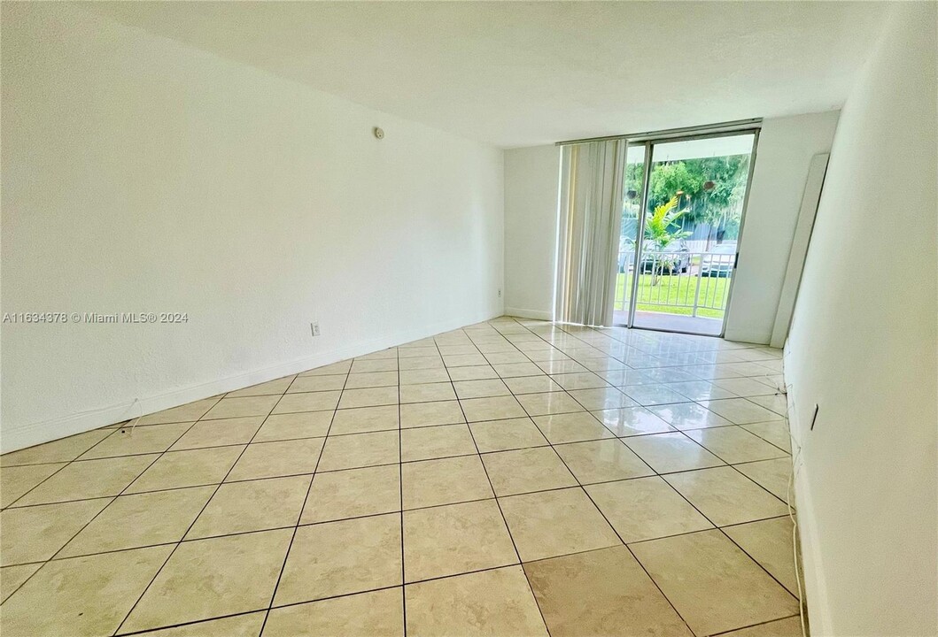 492 NW 165th St in Miami, FL - Building Photo