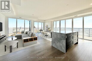 30 Inn On The Pk Dr in Toronto, ON - Building Photo