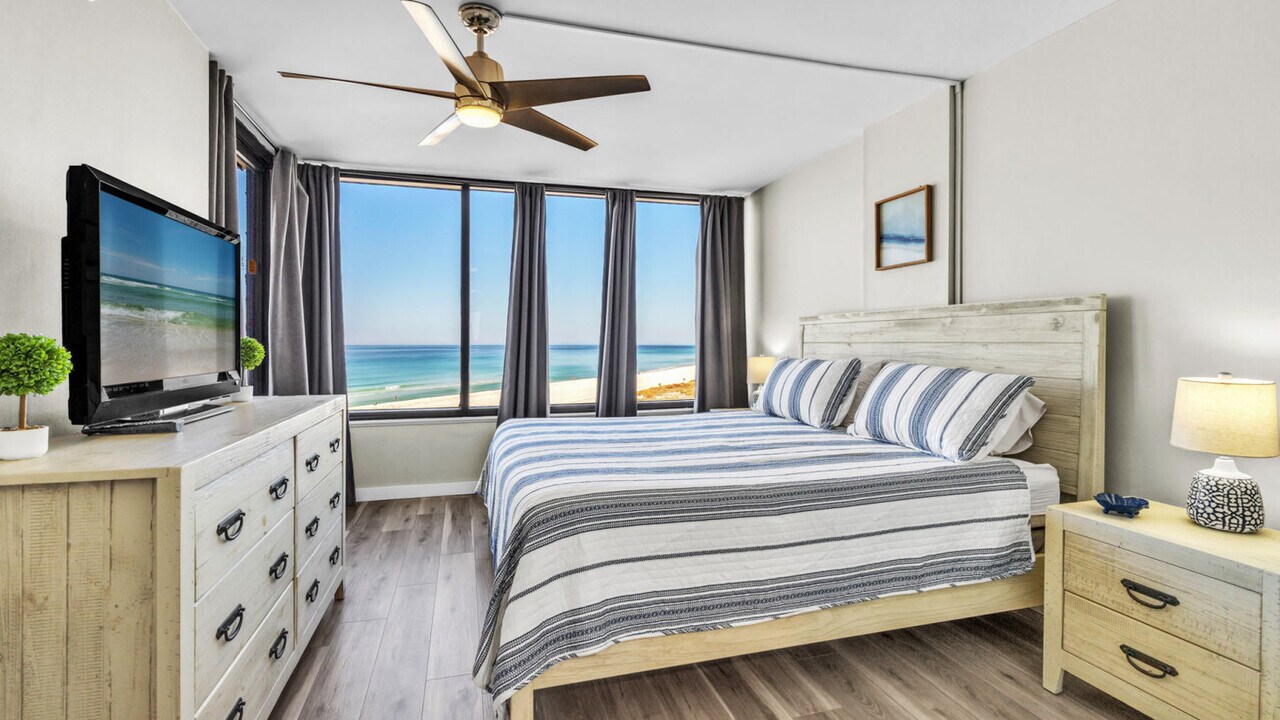 7205 Thomas Dr in Panama City Beach, FL - Building Photo