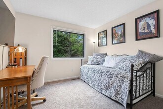 13525 Zenith Ln in Eden Prairie, MN - Foto de edificio - Building Photo