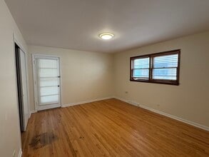 2936 W Touhy Ave, Unit 1 in Chicago, IL - Foto de edificio - Building Photo