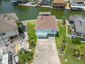 1322 Oahu Dr in Tiki Island, TX - Building Photo - Building Photo