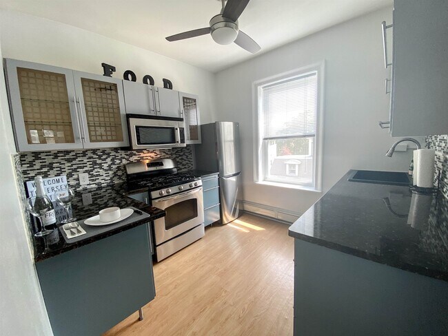 42 Hutton St in Jersey City, NJ - Building Photo - Building Photo