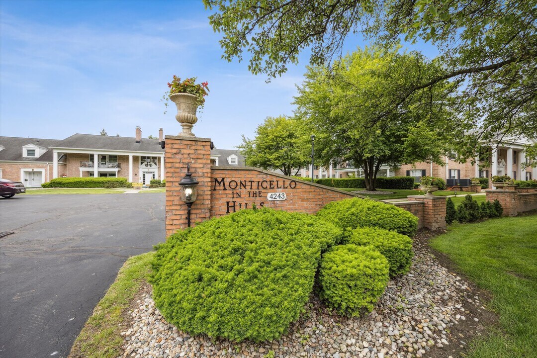 4243 W Bancroft St, Unit 204W in Ottawa Hills, OH - Building Photo