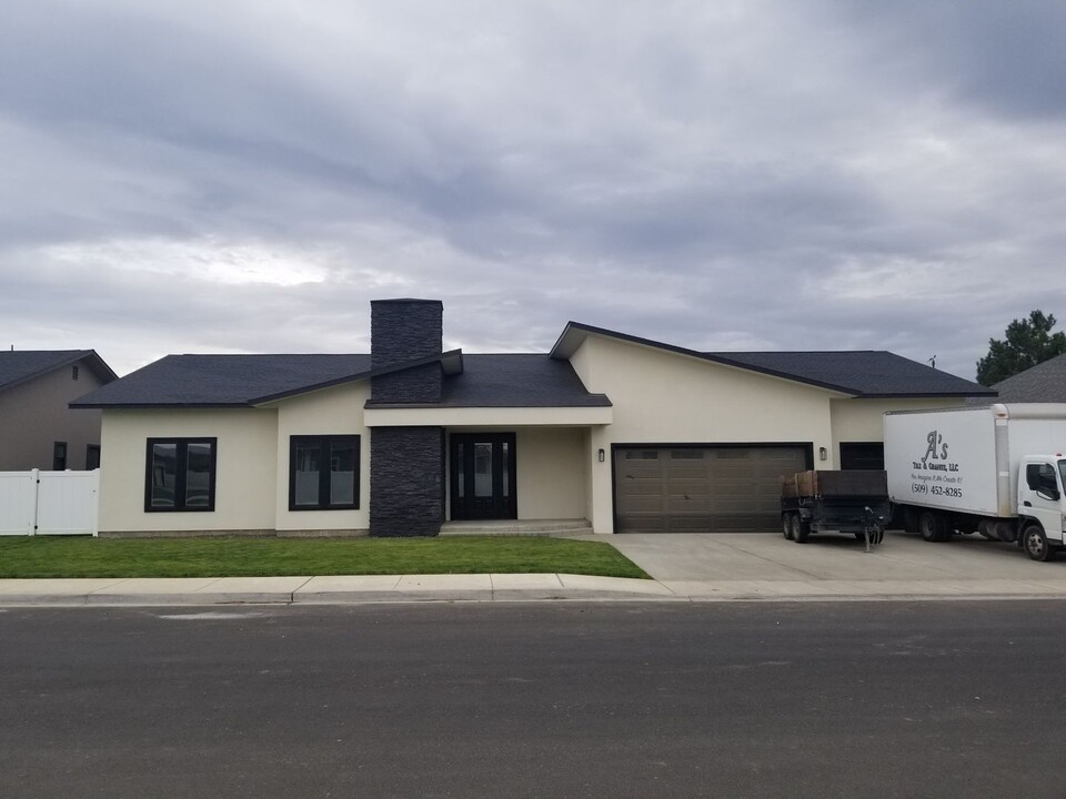 8303 Annalisa Ln in Yakima, WA - Building Photo