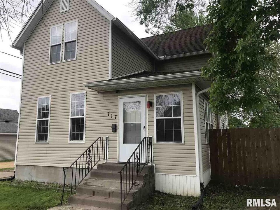 717 S 7th St in Clinton, IA - Building Photo