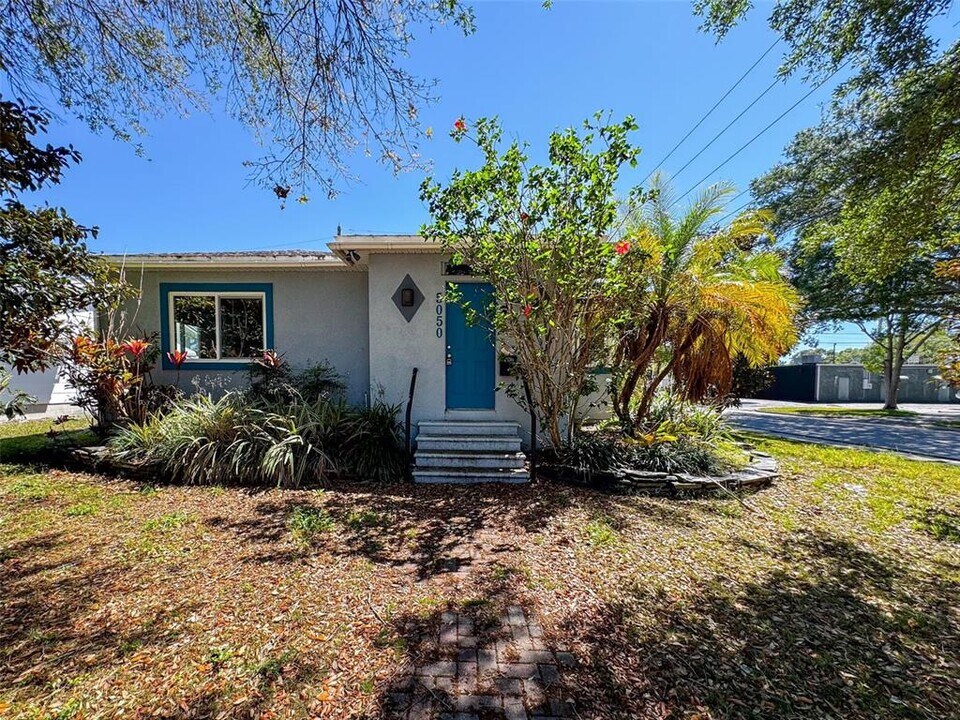 5050 1st Ave N in St. Petersburg, FL - Building Photo