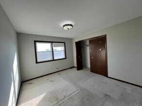 5635 W Montrose Ave in Chicago, IL - Building Photo - Building Photo