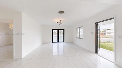 220 SW 8th Ave in Hallandale, FL - Building Photo - Building Photo