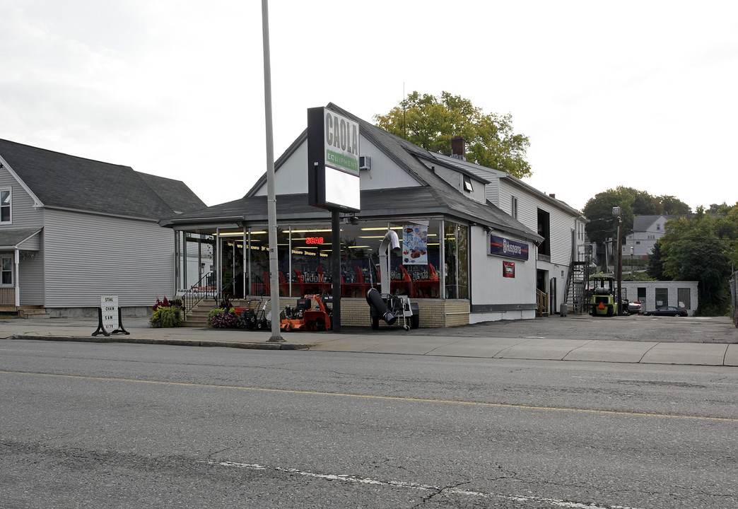 132 Dewey St in Worcester, MA - Foto de edificio